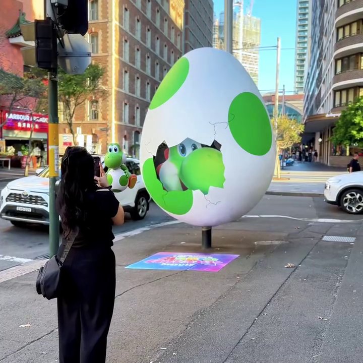 映画『ザ・スーパーマリオギャラクシー・ムービー』のプロモーションとしてシドニーの街に出現した、巨大なヨッシーの卵の画像。