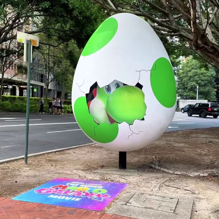 映画『ザ・スーパーマリオギャラクシー・ムービー』のプロモーションとしてシドニーの街に出現した、巨大なヨッシーの卵の画像。
