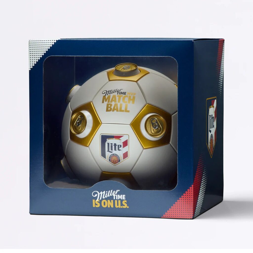 アメリカのビールブランド Miller Lite が発表した、最大12缶のビールを収納できる観戦用デバイス「Miller Time MVP Matchball」の画像。