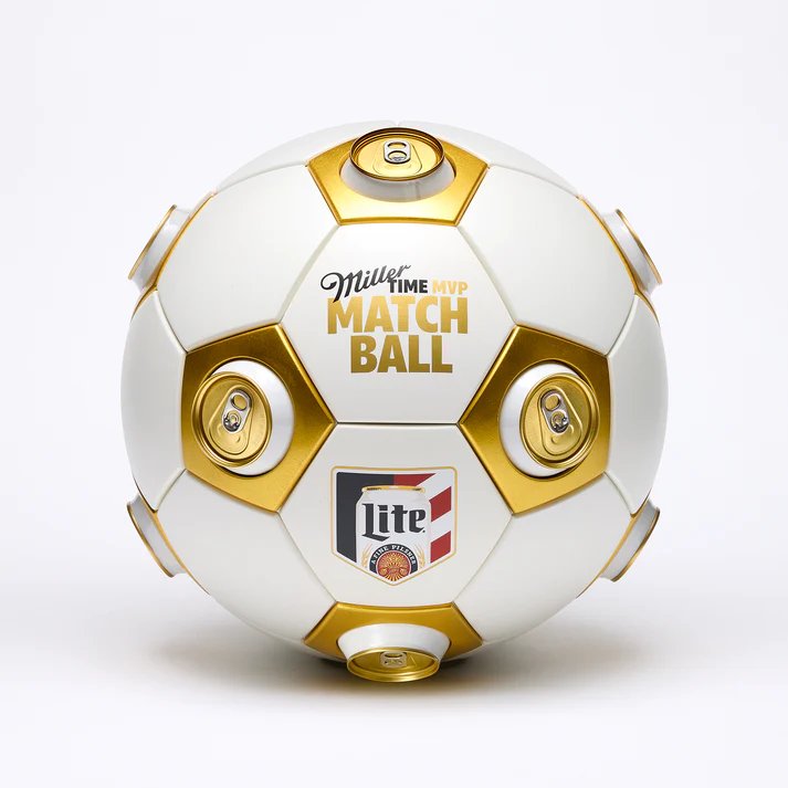 アメリカのビールブランド Miller Lite が発表した、最大12缶のビールを収納できる観戦用デバイス「Miller Time MVP Matchball」の画像。