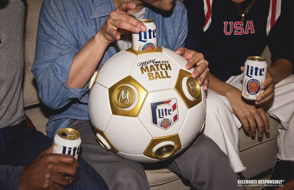 アメリカのビールブランド Miller Lite が発表した、最大12缶のビールを収納できる観戦用デバイス「Miller Time MVP Matchball」の画像。