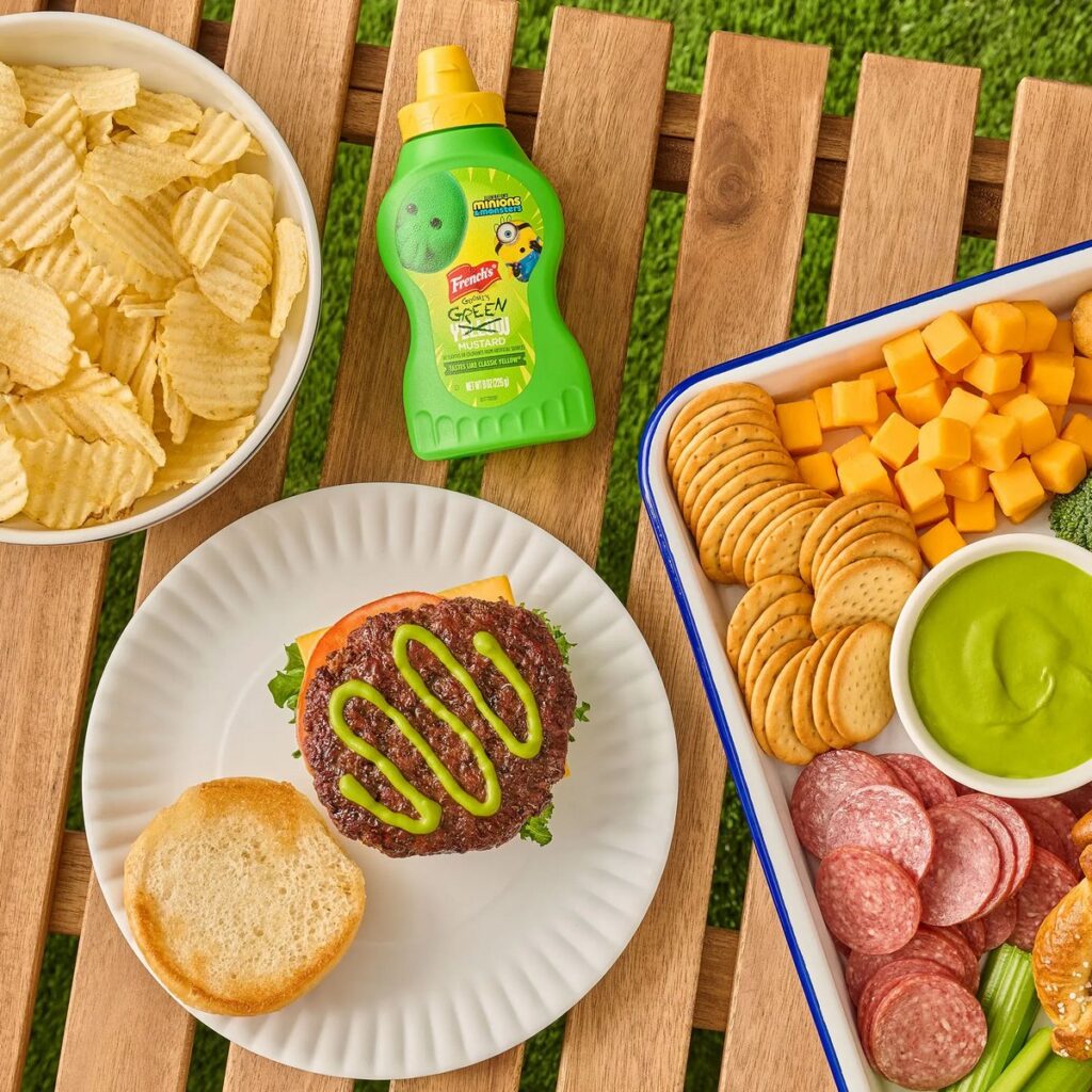 French's が映画『ミニオンズ＆モンスターズ』とのコラボレーションし展開する、期間限定商品「French’s Goomi’s Green Mustard」の画像。