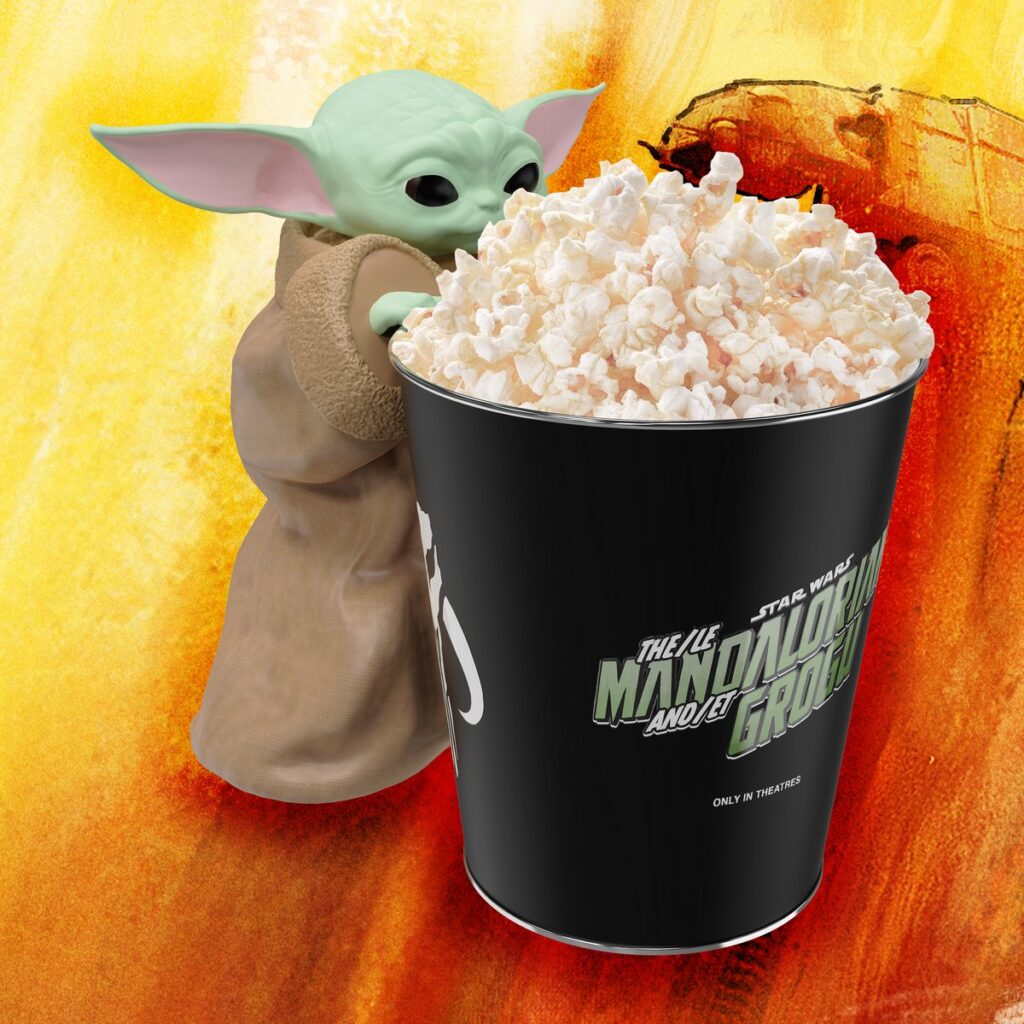 映画『スター・ウォーズ／マンダロリアン＆グローグー』の公開にあわせて、Marcus Theatres が展開するポップコーンバケットやグッズの画像。