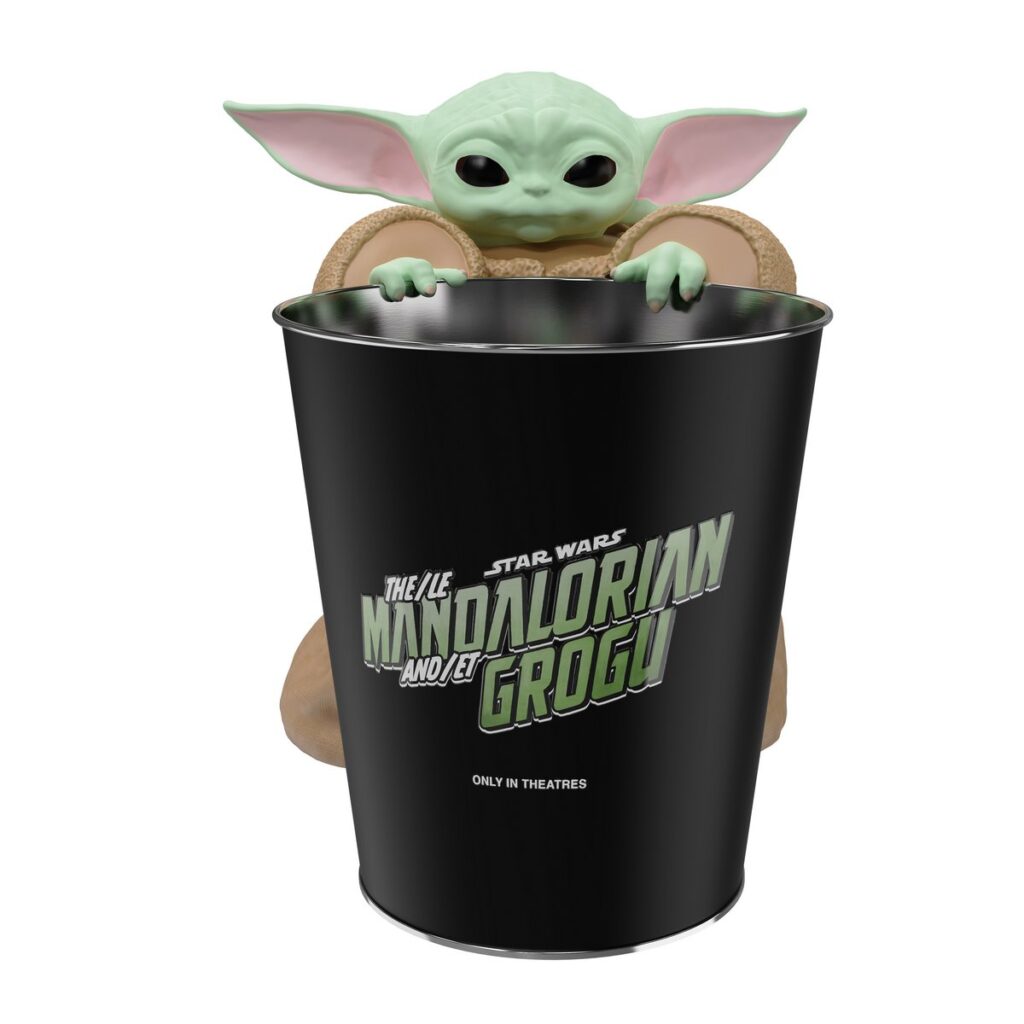 映画『スター・ウォーズ／マンダロリアン＆グローグー』の公開にあわせて、Marcus Theatres が展開するポップコーンバケットやグッズの画像。