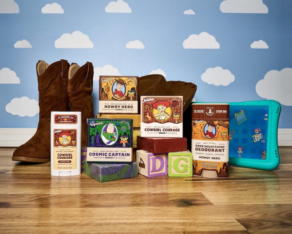 アメリカのナチュラルボディケアブランド Dr. Squatch と Jukebox が展開する、Toy Story 5 とコラボした限定ソープ＆デオドラントコレクションの画像。