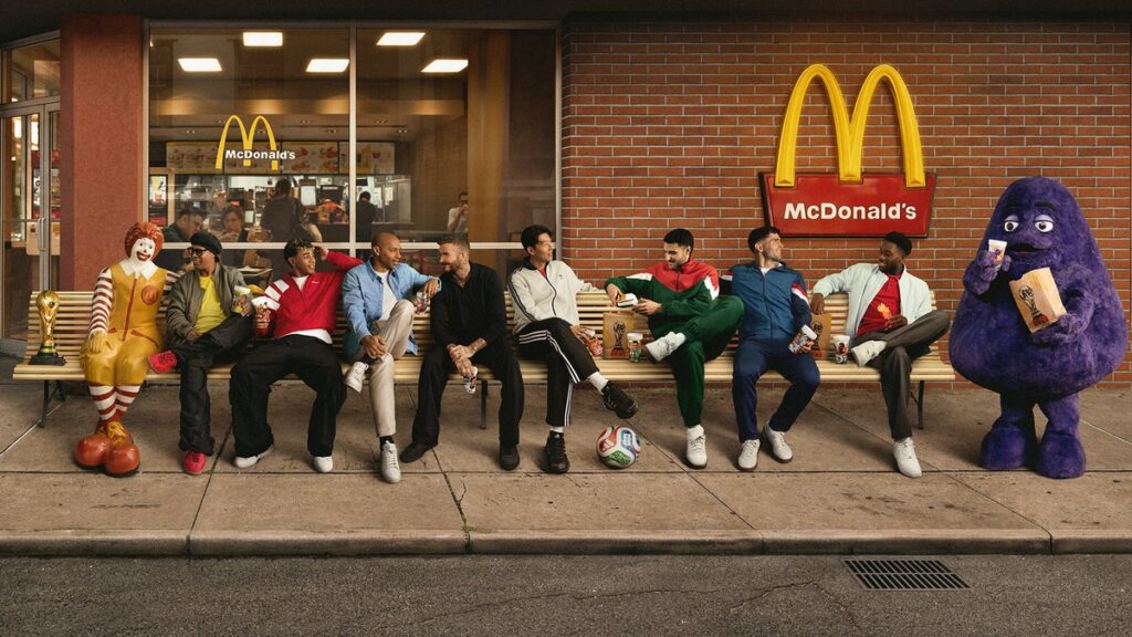 2026年のFIFAワールドカップにあわせてマクドナルドが展開する「FIFA World Cup 26™ Meal」と「FIFA World Cup 26™ Happy Meal」の画像。