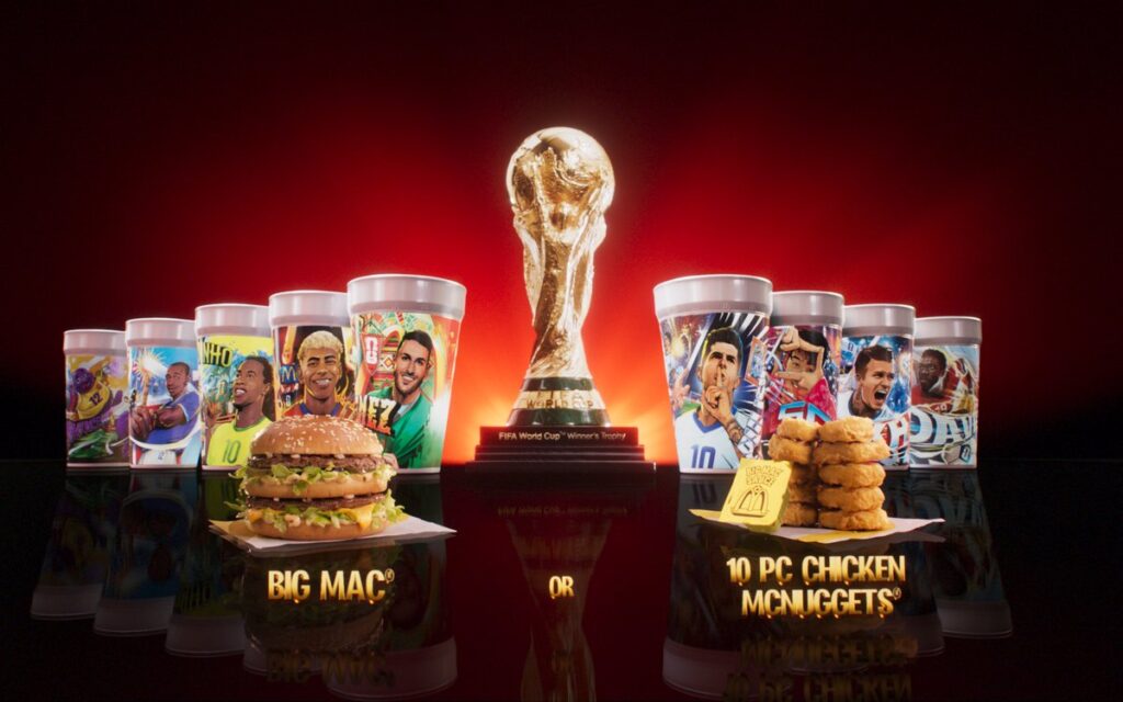 2026年のFIFAワールドカップにあわせてマクドナルドが展開する「FIFA World Cup 26™ Meal」と「FIFA World Cup 26™ Happy Meal」の画像。
