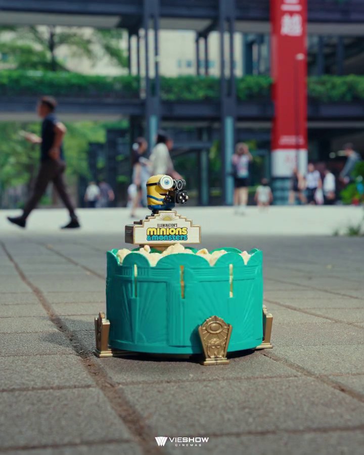 映画『ミニオンズ＆モンスターズ』の公開にあわせ、台湾の映画館チェーン 威秀影城（VieShow Cinemas） が発表した限定ポップコーンバケットやグッズの画像。
