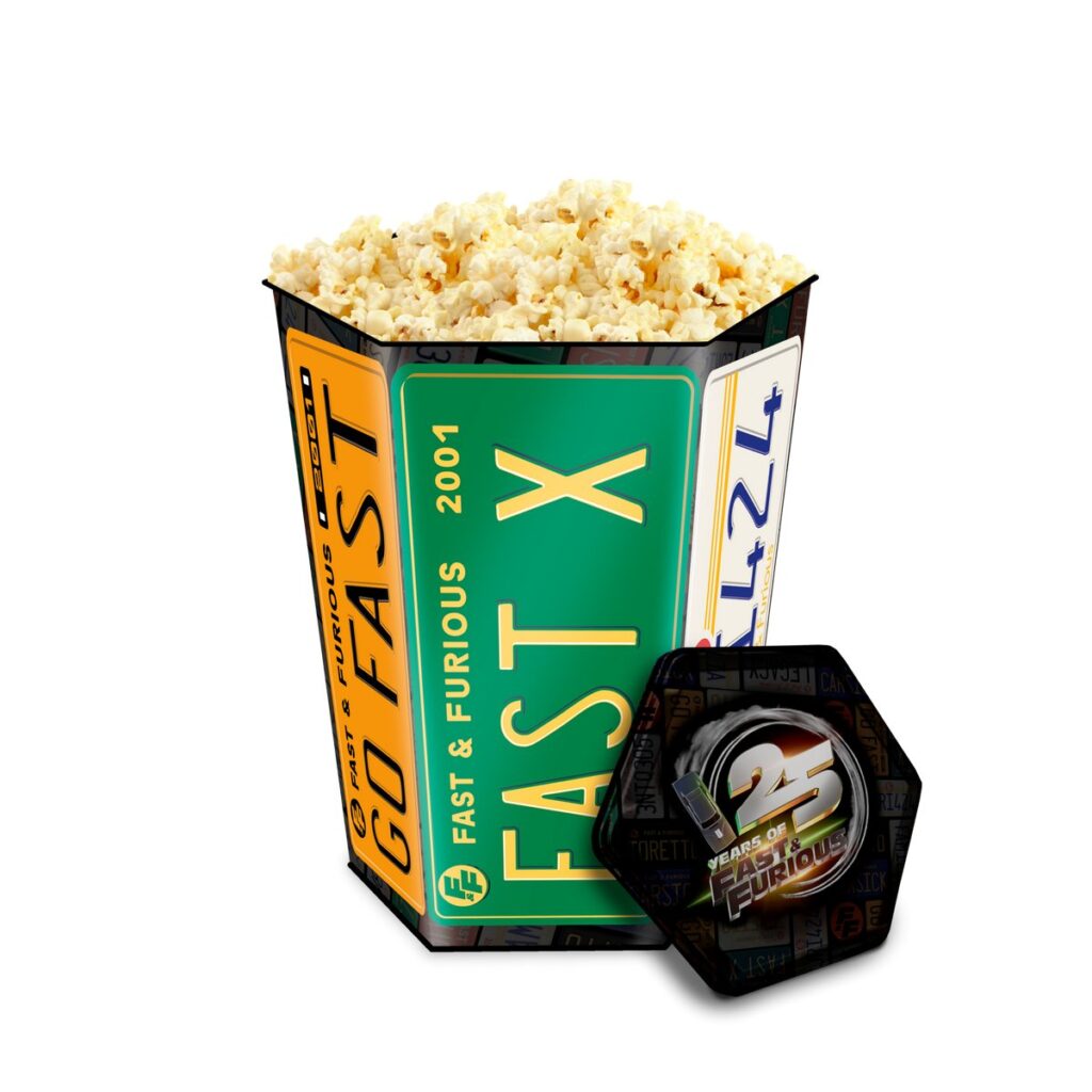 『ワイルド・スピード』公開25周年を記念して、北米のドライブイン劇場 Swan Drive-In Theatre が展開するポップコーンバケットや限定グッズの画像。