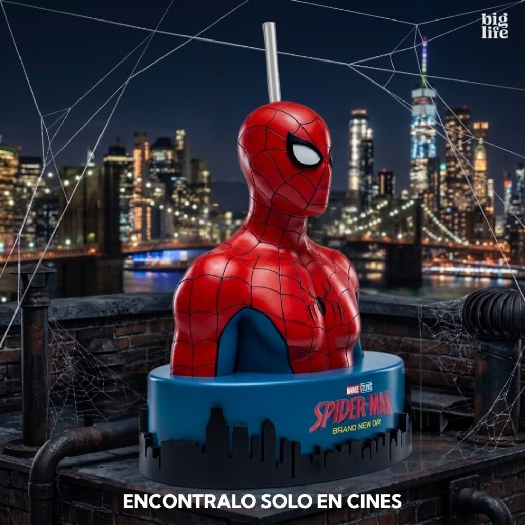 映画『スパイダーマン：ブランド・ニュー・デイ』の公開にあわせ、アルゼンチンのライセンスブランド「Big Life」が発表した限定ポップコーンバケットやドリンクカップの画像。