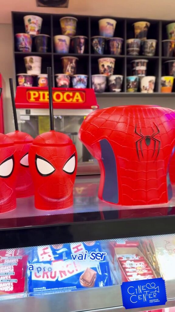 映画『スパイダーマン:ブランド・ニュー・デイ』の公開にあわせ、ブラジルの映画館チェーンが発表した限定ポップコーンバケットやグッズの画像。