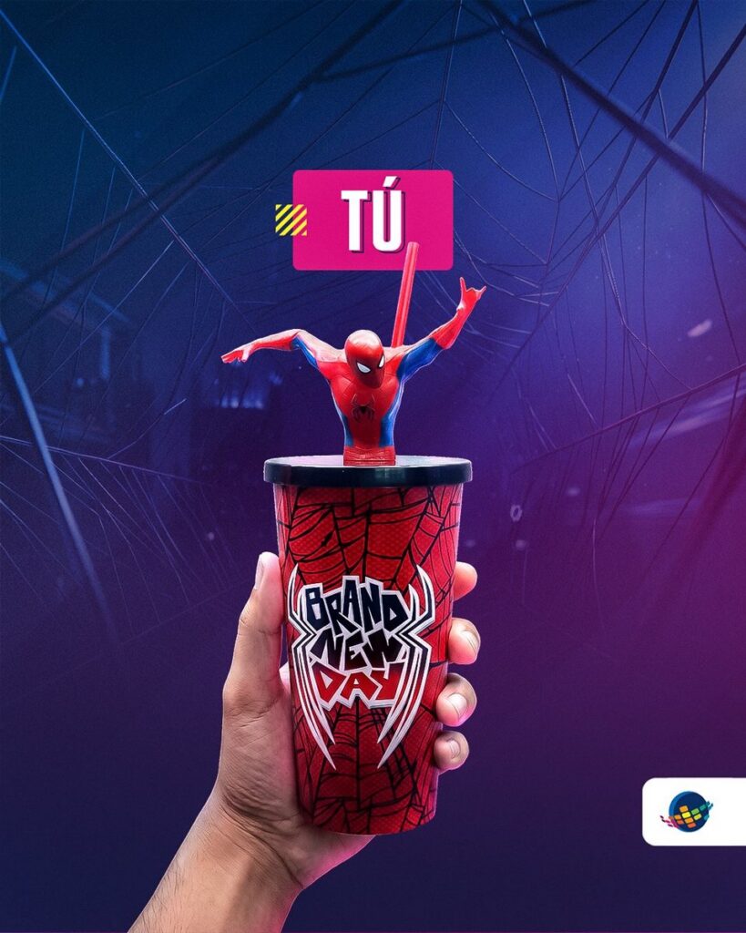 映画『スパイダーマン：ブランド・ニュー・デイ』の公開にあわせ、ブラジルのCine AraújoとチリのCineplanet Chileが発表した限定ポップコーンバケットやフィギュア付きドリンクカップの画像。