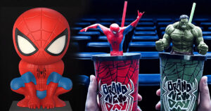映画『スパイダーマン：ブランド・ニュー・デイ』の公開にあわせ、ブラジルのCine AraújoとチリのCineplanet Chileが発表した限定ポップコーンバケットやフィギュア付きドリンクカップの画像。