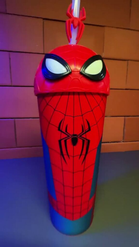 映画『スパイダーマン：ブランド・ニュー・デイ』の公開にあわせ、メキシコの映画館チェーン Cinemex が発表した限定ポップコーンバケットやグッズの画像。