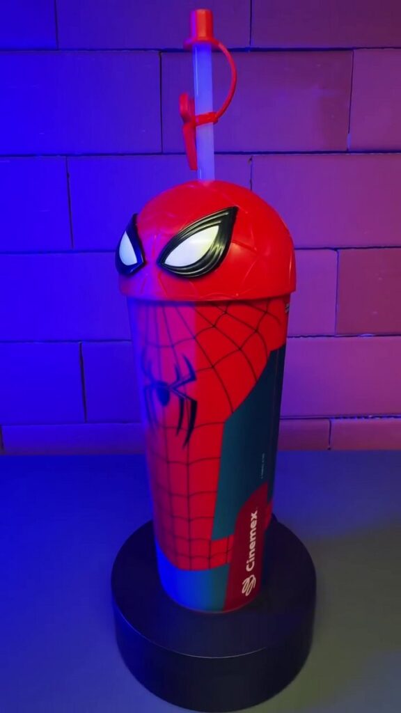 映画『スパイダーマン：ブランド・ニュー・デイ』の公開にあわせ、メキシコの映画館チェーン Cinemex が発表した限定ポップコーンバケットやグッズの画像。