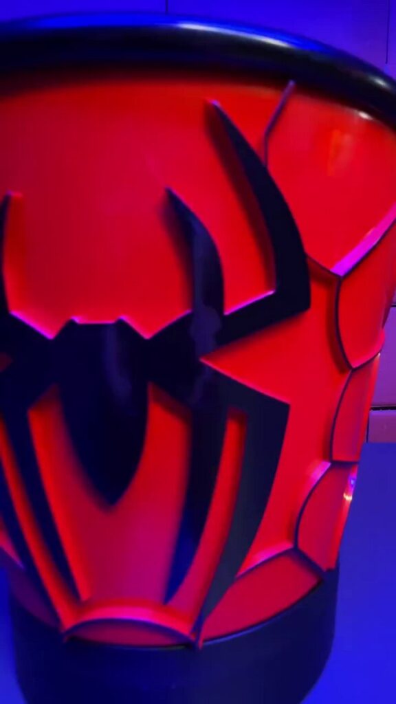 映画『スパイダーマン：ブランド・ニュー・デイ』の公開にあわせ、メキシコの映画館チェーン Cinemex が発表した限定ポップコーンバケットやグッズの画像。