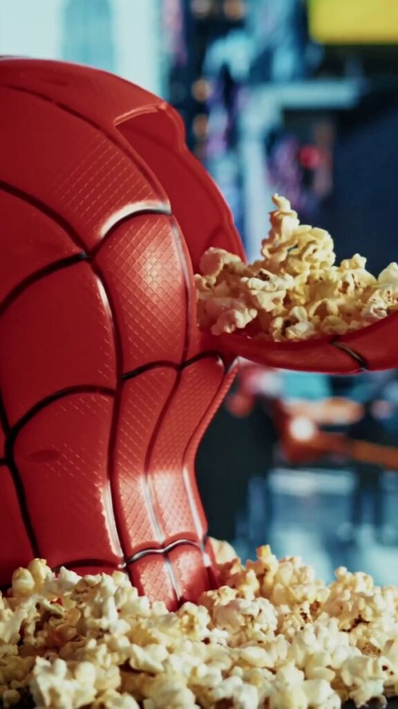 映画『スパイダーマン：ブランド・ニュー・デイ』の公開にあわせ、ブラジルの映画館チェーン Cinépolis が発表した限定ポップコーンバケットの画像。