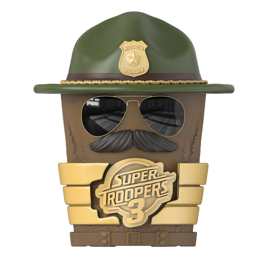 映画『Super Troopers 3』の公開に先駆けてアメリカの映画館「Marcus Theatres」の公式オンラインショップで発売された限定ポップコーンバケットとドリンクカップの画像。