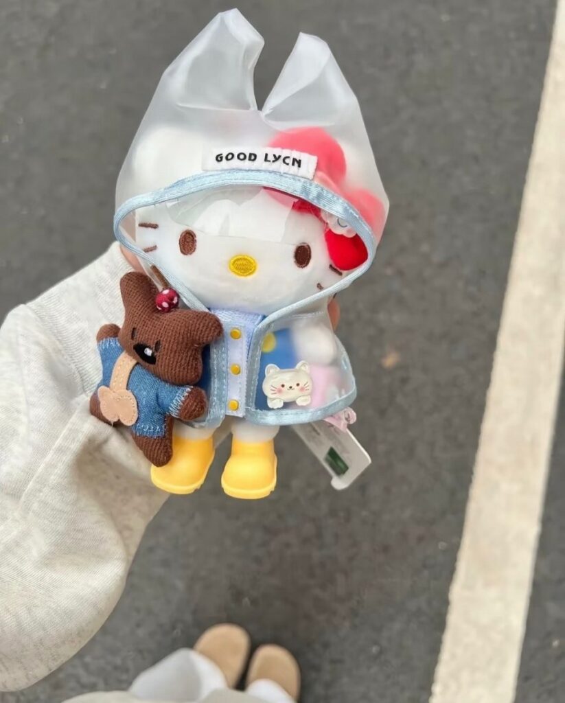 台湾のショップ「hayai store」で販売されている、透明なレインコートをまとったハローキティの吊り下げマスコット「正版授權 HELLO KITTY 雨衣版吊飾」の画像。