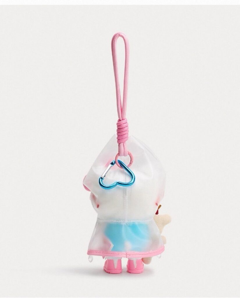 台湾のショップ「hayai store」で販売されている、透明なレインコートをまとったハローキティの吊り下げマスコット「正版授權 HELLO KITTY 雨衣版吊飾」の画像。
