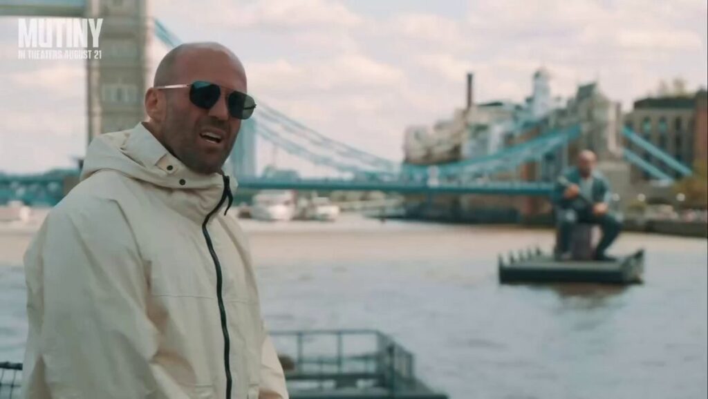 映画『Mutiny』のプロモーションでロンドンのテムズ川に登場した、巨大なジェイソン・ステイサムのバルーンの画像。