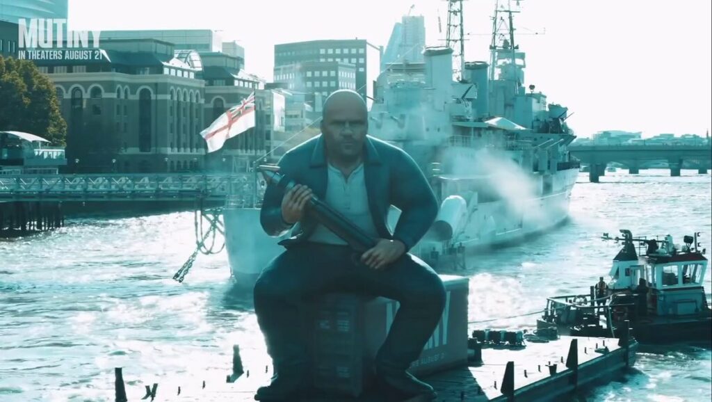 映画『Mutiny』のプロモーションでロンドンのテムズ川に登場した、巨大なジェイソン・ステイサムのバルーンの画像。