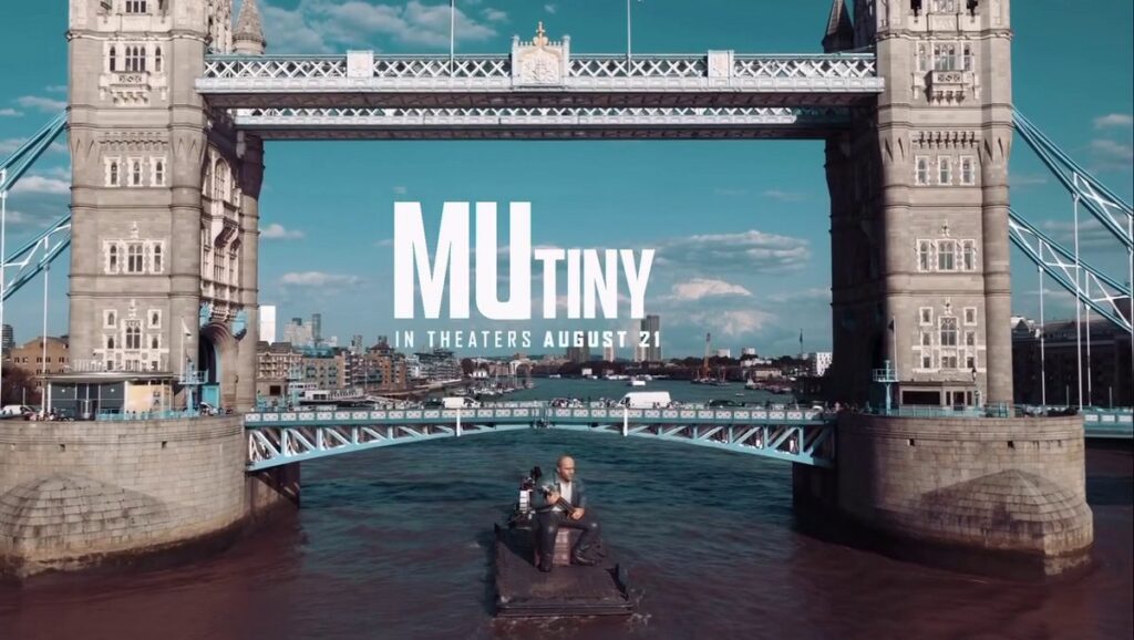 映画『Mutiny』のプロモーションでロンドンのテムズ川に登場した、巨大なジェイソン・ステイサムのバルーンの画像。