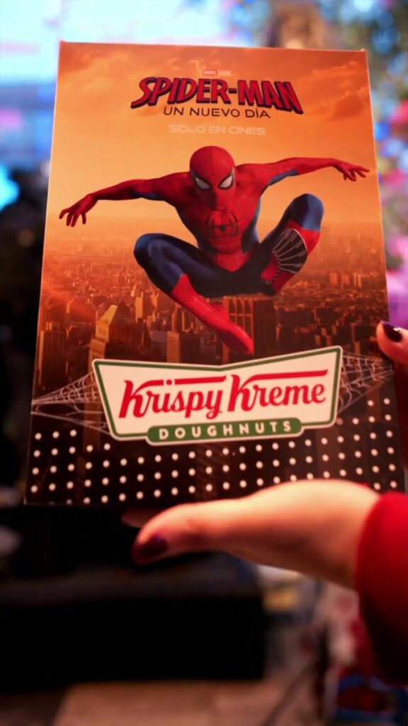 メキシコのクリスピー・クリームで展開されている、映画『スパイダーマン：ブランド・ニュー・デイ』のタイアップキャンペーンの画像。