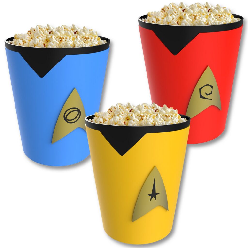 『スター・トレック』の60周年を記念して、アメリカの映画館チェーン Marcus Theatres の公式ショップ「Only In Theatres」に登場した、USSエンタープライズや宇宙艦隊ユニフォームをモチーフにしたポップコーンバケットやドリンクカップの画像。