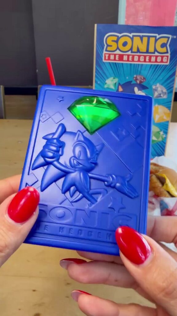 ウェンディーズが展開する、『ソニック・ザ・ヘッジホッグ』35周年を記念したキッズミールの画像。
