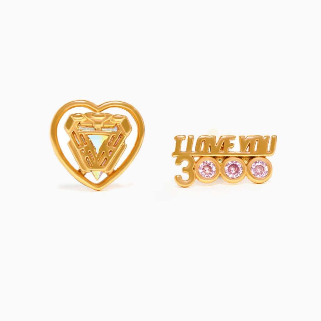 「Girls Crew」が販売する、アイアンマンのアーク・リアクターと「I Love You 3000」のメッセージをモチーフにしたスタッドピアスの画像。
