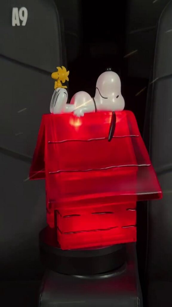 メキシコの映画館チェーン Cinemex が展開する、『Peanuts』の世界観を立体化したLEDライトアップ機能付き3Dポップコーンバケットセットの画像。