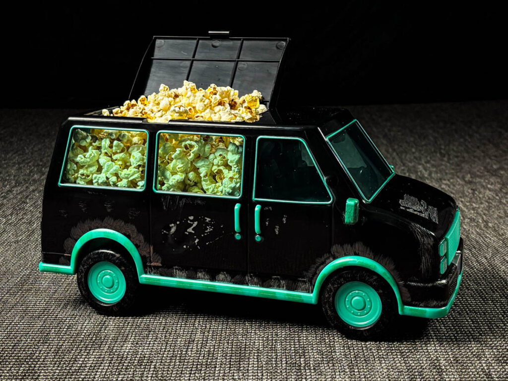 ブラムハウスが創業初期の移動オフィスだった伝説のバンをモチーフに展開する、「Blumhouse Van Popcorn Bucket with Stickers and Fog」の画像。