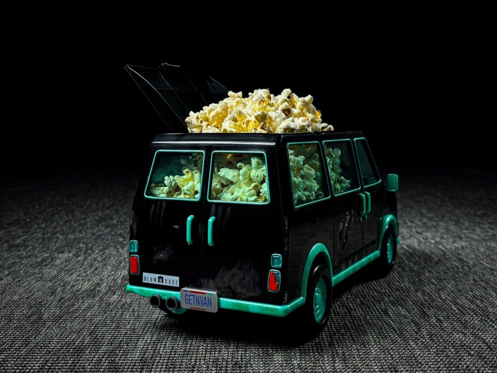 ブラムハウスが創業初期の移動オフィスだった伝説のバンをモチーフに展開する、「Blumhouse Van Popcorn Bucket with Stickers and Fog」の画像。
