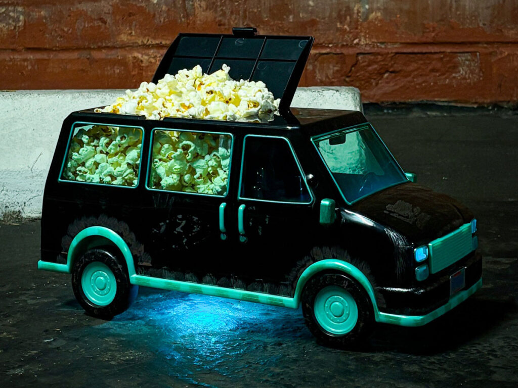 ブラムハウスが創業初期の移動オフィスだった伝説のバンをモチーフに展開する、「Blumhouse Van Popcorn Bucket with Stickers and Fog」の画像。