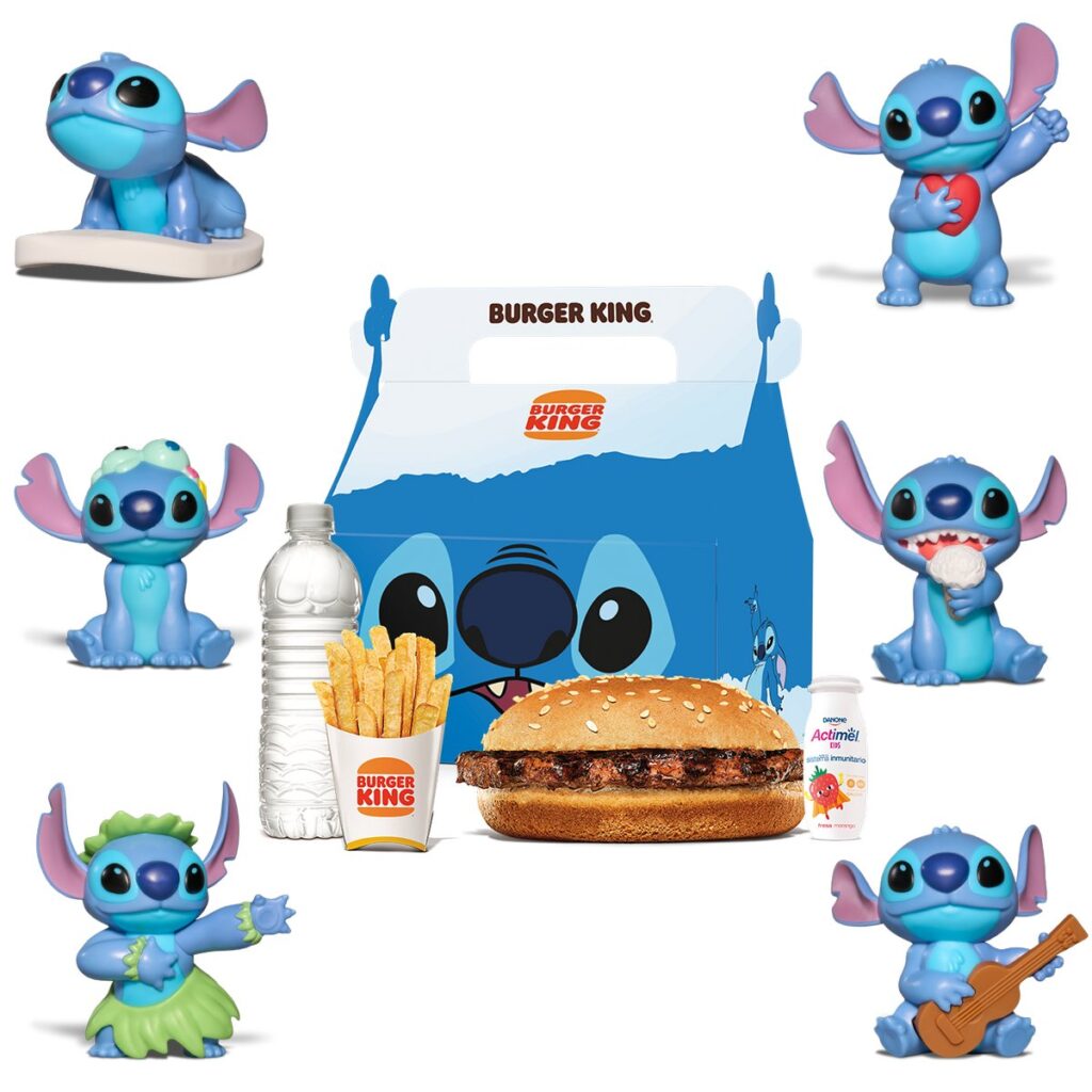 バーガーやポテトなどが揃う「Disney Stitch King Jr.」のミールセットを取り囲む、個性豊かなポーズと衣装を身にまとった限定スティッチトイ全6種。