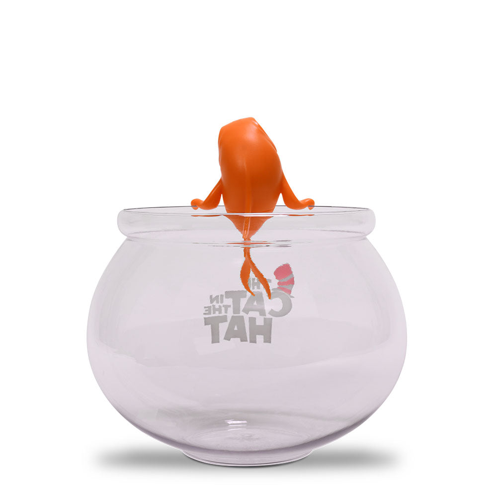 金魚鉢のフチにしがみつく金魚のキュートな後ろ姿とロゴプリントを捉えた「The Cat in the Hat Popcorn Bucket Fish Bowl」の背面ショット。