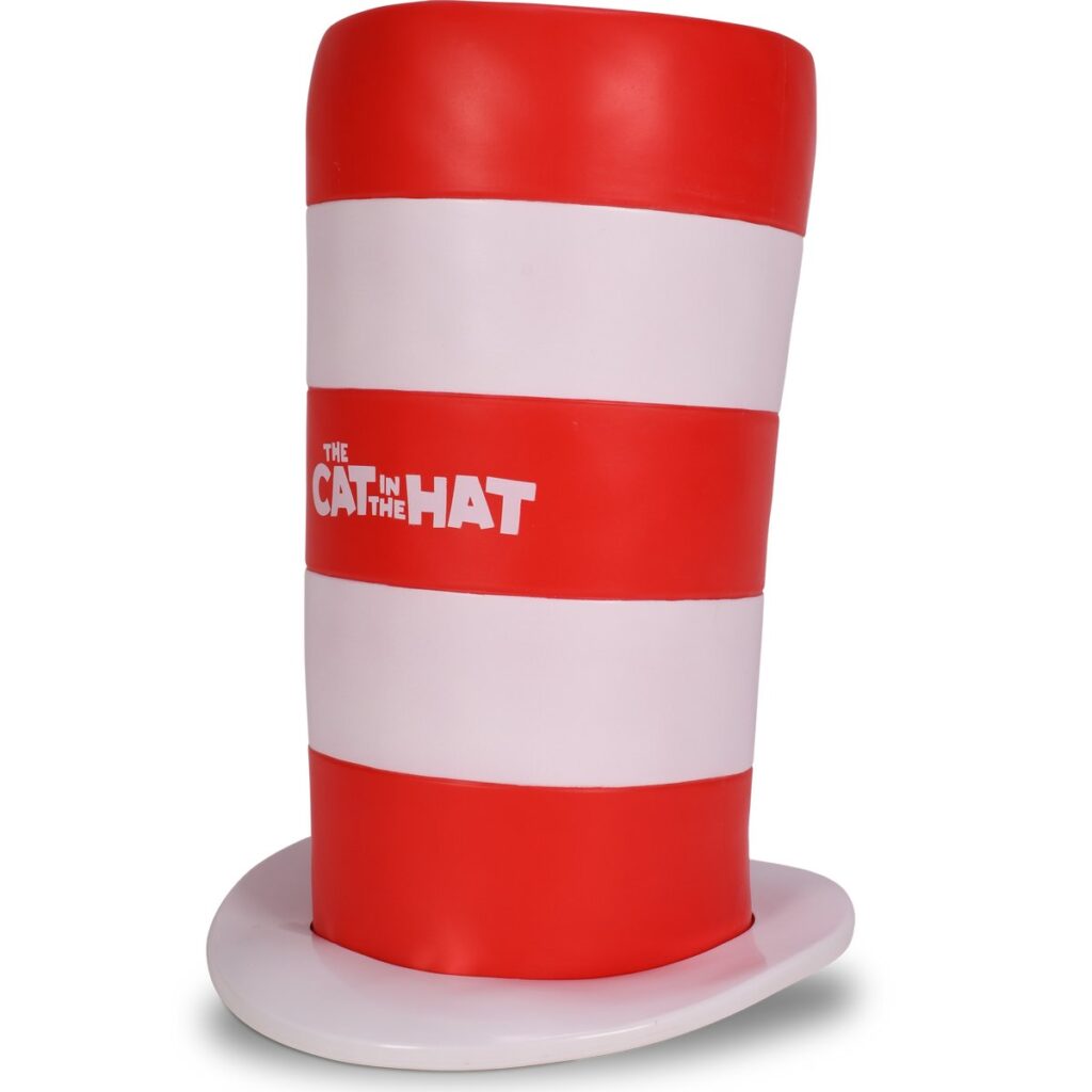 立体的なつば部分をベースに、安定した存在感を放つポップコーンバケット「The Cat In The Hat – Cat in the Hat Popcorn Bucket」のアングルショット。