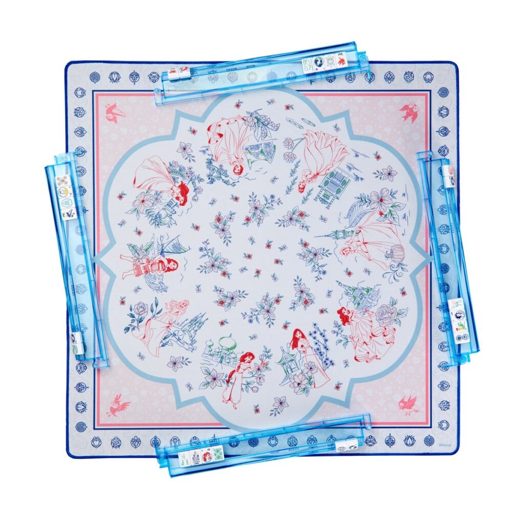 The Noble Collectionから登場した、160枚のレーザー刻印牌や専用バッグがセットになった『Disney Princess Mahjong Collector's Set』の画像。