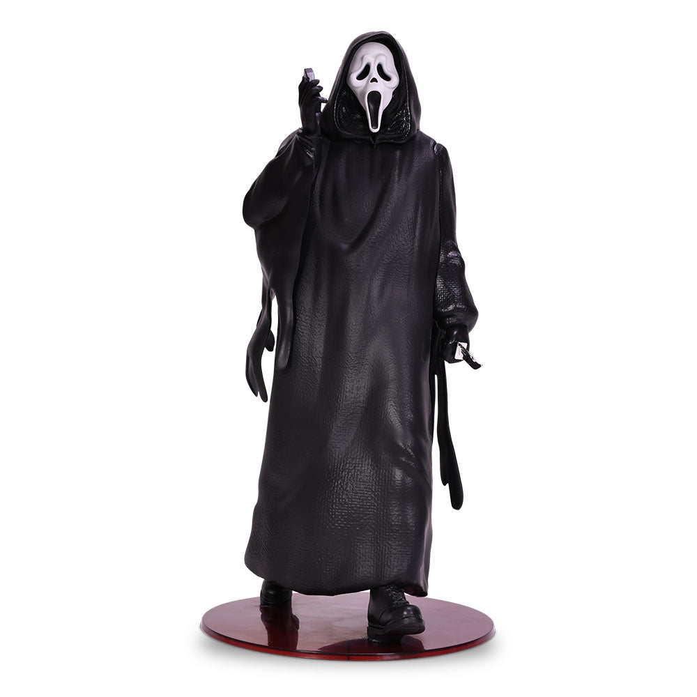 映画『スクリーム』公開30周年を記念し、アメリカのCinemark公式ショップ等で発売された「Scream 30th Anniversary Popcorn Bucket Ghostface Figurine」の全身画像。