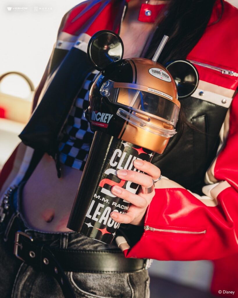 「CLUTCH 28」のダイナミックなロゴとミッキーの立体耳パーツが目を引く、威秀影城の「賽車米奇造型杯」。