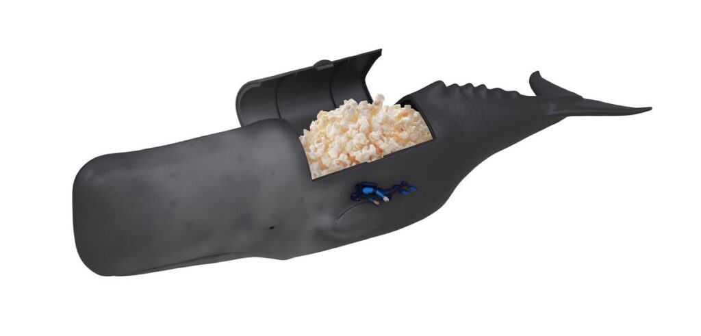 映画『クジラに落ちた男』の公開にあわせ、Marcus Only In Theatres Shopで販売が始まった公式ポップコーンバケットの画像。
