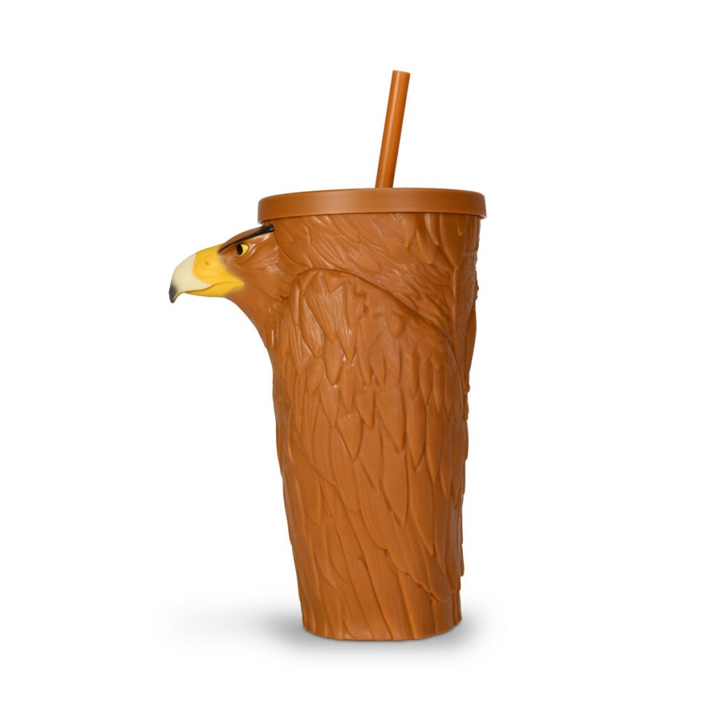 突き出たくちばしと緻密に彫り込まれた羽毛のレイヤーが際立つ「Wildwood Grippr Cup」のサイドフォルム。