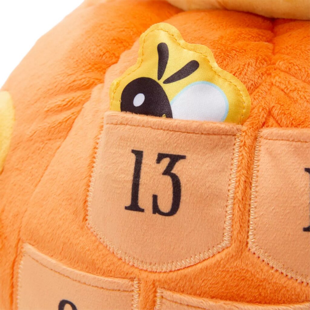 「13」のポケットに、付属のミツバチマーカーが収まっている瞬間の画像。