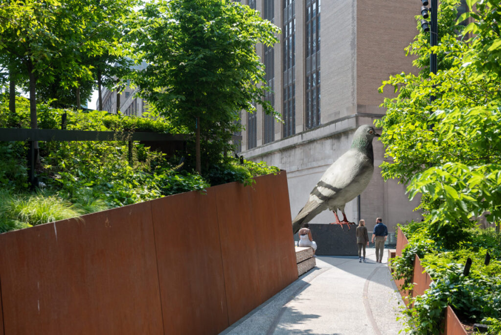 鳩の彫刻「Dinosaur」の画像