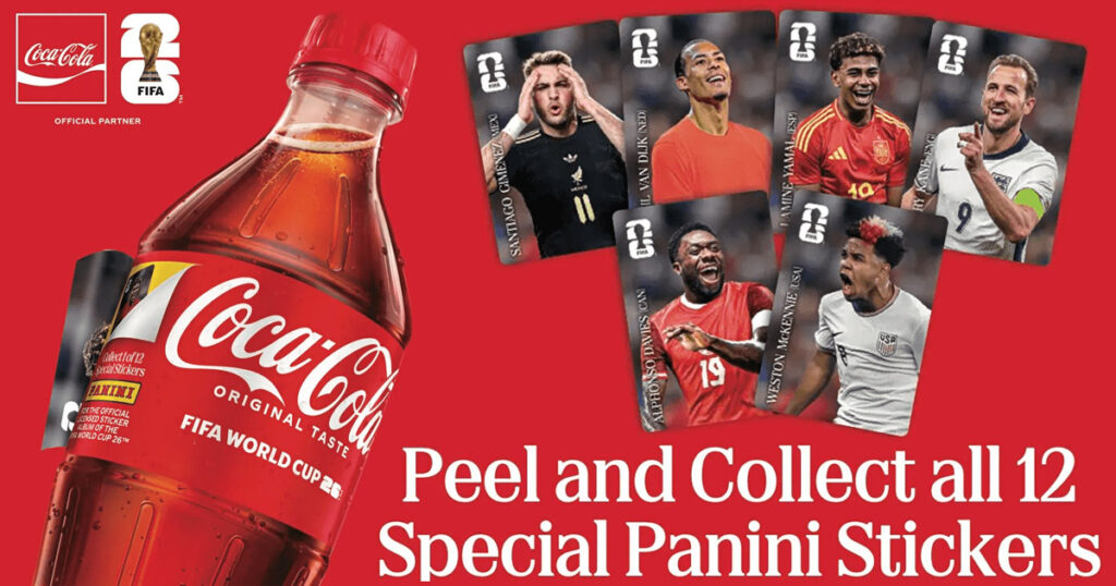 コカ・コーラとパニーニによるFIFAワールドカップ2026公式コラボの、ピールバックラベル付き20ozボトルの画像