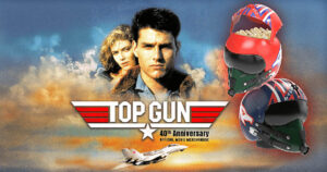 映画『トップガン』公開40周年を記念し Marcus Theatres が発売した、フライトヘルメット型のポップコーンバケットの画像。