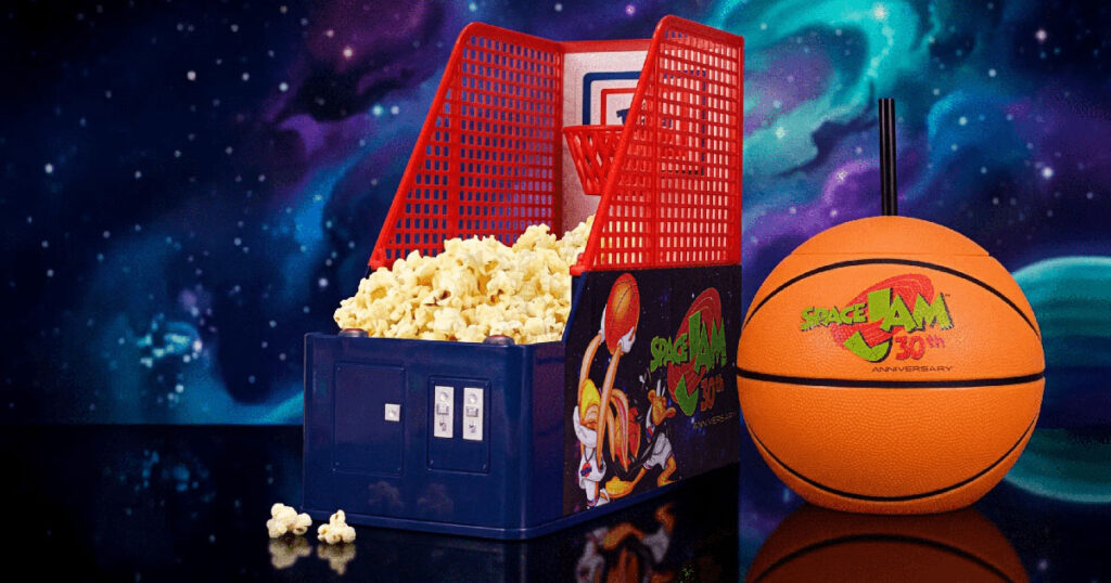 『スペース・ジャム』30周年イベントに合わせてAMCシアターズから発売された、限定ポップコーンバケットの画像。