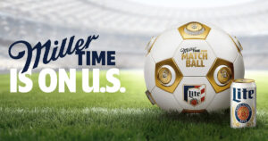 アメリカのビールブランド Miller Lite が発表した、最大12缶のビールを収納できる観戦用デバイス「Miller Time MVP Matchball」の画像。