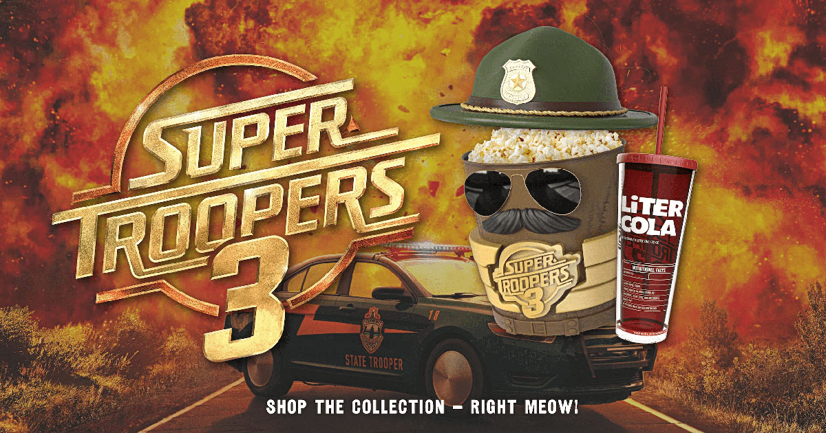 映画『Super Troopers 3』の公開に先駆けてアメリカの映画館「Marcus Theatres」の公式オンラインショップで発売された限定ポップコーンバケットとドリンクカップの画像。